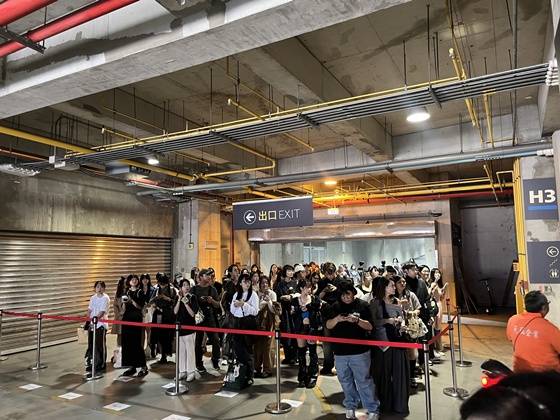 기오슝 내셔널 스타디움에서 개최되는 '10주년 AAA 2025'을 찾은 팬들/사진=최혜진 기자