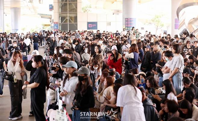 대만 가오슝에서 스타뉴스 주최로 열리는'10주년 아시아 아티스트 어워즈 2025(10th Anniversary Asia Artist Awards 2025, '10주년 AAA 2025')를 하루 앞둔 5일 대만 가오슝 국제공항에서 많은 대만 팬들이 대기하고 있다.  12월 6일~7일 양일에 걸쳐 가오슝 내셔널 스타디움에서 펼쳐지는 '10주년 아시아 아티스트 어워즈 2025(10th Anniversary Asia Artist Awards 2025, '10주년 AAA 2025')'와 페스타 'ACON 2025'는 MTN(머니투데이방송)과 위버스(Weverse)를 통해 각각 TV와 온라인 스트리밍으로 생중계한다.  /2025.12.05 /사진=김휘선