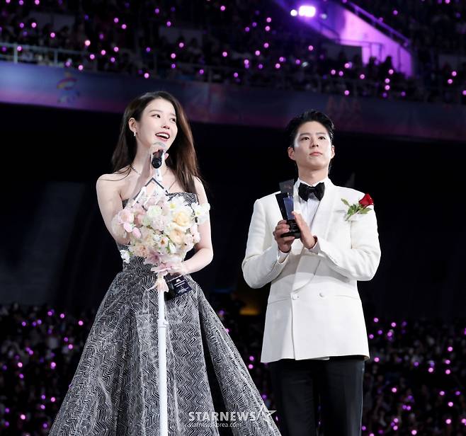 AAA 베스트 커플상 박보검 아이유가  6일 대만 가오슝 내셔널 스타디움에서 진행된 스타뉴스 주최 '10주년 아시아 아티스트 어워즈 2025(10th Anniversary Asia Artist Awards 2025, '10주년 AAA 2025')에서 수상소감을 전하고 있다. 12월 6일~7일 양일에 걸쳐 가오슝 내셔널 스타디움에서 펼쳐지는 '10주년 아시아 아티스트 어워즈 2025(10th Anniversary Asia Artist Awards 2025, '10주년 AAA 2025')'와 페스타 'ACON 2025'는 MTN(머니투데이방송)과 위버스(Weverse)를 통해 각각 TV와 온라인 스트리밍으로 생중계 된다. 2025.12.06 /사진=강영조 cameratalks@