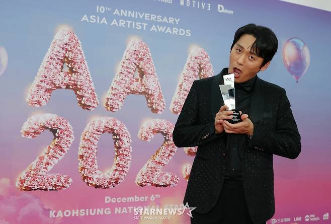 배우 최대훈이 6일 가오슝 내셔널 스타디움에서 진행된 스타뉴스 주최 '10주년 아시아 아티스트 어워즈 2025(10th Anniversary Asia Artist Awards 2025, '10주년 AAA 2025')에서 신스틸러상을 수상한 뒤 포즈를 취하고 있다.  12월 6일~7일 양일에 걸쳐 가오슝 내셔널 스타디움에서 펼쳐지는 '10주년 아시아 아티스트 어워즈 2025(10th Anniversary Asia Artist Awards 2025, '10주년 AAA 2025')'와 페스타 'ACON 2025'는 MTN(머니투데이방송)과 위버스(Weverse)를 통해 각각 TV와 온라인 스트리밍으로 생중계 된다. /2025.12.06 /사진=이동훈 photoguy@