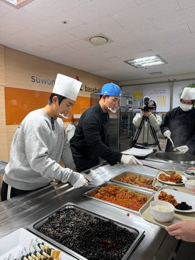 안현민(가운데)이 6일 수원KT위즈파크에서 열린 '신인요리왕 안현민' 행사에서 팬들에게 배식하고 있다. /사진=KT 위즈 제공