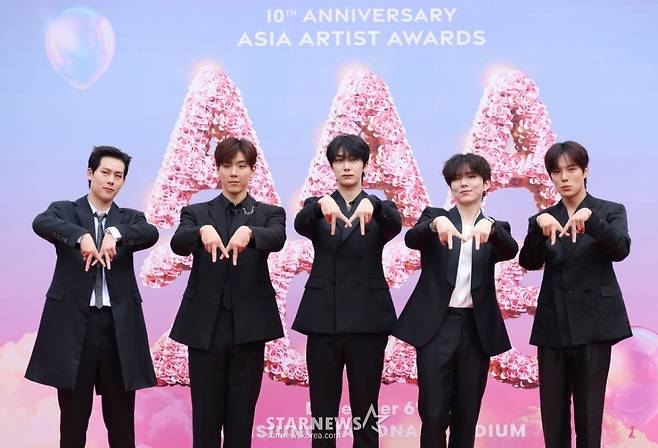 그룹 몬스타엑스가 6일 가오슝 내셔널 스타디움에서 진행된 스타뉴스 주최 '10주년 아시아 아티스트 어워즈 2025(10th Anniversary Asia Artist Awards 2025, '10주년 AAA 2025') 레드카펫 행사에 참석해 포즈를 취하고 있다. 12월 6일~7일 양일에 걸쳐 가오슝 내셔널 스타디움에서 펼쳐지는 '10주년 아시아 아티스트 어워즈 2025(10th Anniversary Asia Artist Awards 2025, '10주년 AAA 2025')'와 페스타 'ACON 2025'는 MTN(머니투데이방송)과 위버스(Weverse)를 통해 각각 TV와 온라인 스트리밍으로 생중계 된다. /2025.12.06 /사진=이동훈 photoguy@