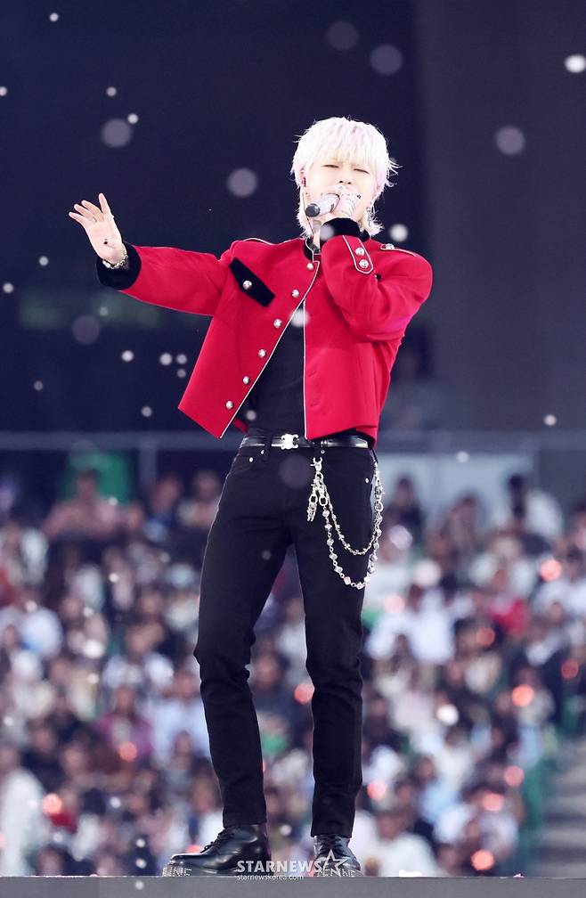 가수 애쉬 아일랜드가 6일 대만 가오슝 내셔널 스타디움에서 진행된 스타뉴스 주최 '10주년 아시아 아티스트 어워즈 2025(10th Anniversary Asia Artist Awards 2025, '10주년 AAA 2025')에서 멋진 무대를 선보이고 있다. 12월 6일~7일 양일에 걸쳐 가오슝 내셔널 스타디움에서 펼쳐지는 '10주년 아시아 아티스트 어워즈 2025(10th Anniversary Asia Artist Awards 2025, '10주년 AAA 2025')'와 페스타 'ACON 2025'는 MTN(머니투데이방송)과 위버스(Weverse)를 통해 각각 TV와 온라인 스트리밍으로 생중계 된다. /2025.12.06 /사진=김휘선 hwijpg@