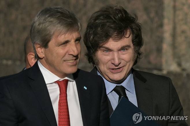 아르헨티나 하비에르 밀레이 대통령(오른쪽)과 루이스 카푸토 경제 장관 [AFP 연합뉴스 자료사진. 재판매 및 DB 금지]