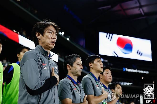 국민의례하는 홍명보 감독 (서울=연합뉴스) 홍명보 축구대표팀 감독이 10일(한국시간) 미국 테네시주 내슈빌의 지오디스파크에서 열린 멕시코와의 친선경기에서 국기에 경례를 하고 있다. 2025.9.10 [대한축구협회 제공. 재판매 및 DB금지] photo@yna.co.kr