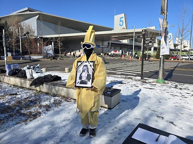 '카오스 제로 나이트메어' 운영 항의하는 게임 이용자 A씨의 장례식 퍼포먼스 [촬영 김주환]