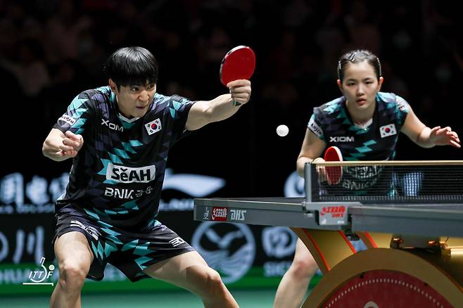 혼성단체 월드컵 혼합복식에 나선 박강현(왼쪽)과 김나영  [대한탁구협회 제공. 재판매 및 DB 금지]