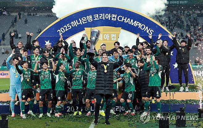 전북 코리아컵 우승 (서울=연합뉴스) 한종찬 기자 = 6일 오후 서울 마포구 월드컵로 서울월드컵경기장에서 열린 광주FC와 전북현대의 2025 하나은행 코리아컵 결승전. 우승을 차지한 전북현대 거스 포옛 감독과 선수들이 트로피를 들고 환호하고 있다. 2025.12.6 saba@yna.co.kr