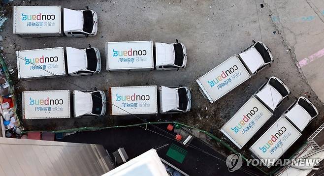 쿠팡 개인정보 유출 사태 소비자 불안 확산 (서울=연합뉴스) 한종찬 기자 = 이커머스 1위 업체 쿠팡에서 약 3천400만건에 이르는 대규모 개인정보가 유출된 가운데 4일 서울 시내 한 쿠팡 물류센터에 배송차량이 주차돼 있다. 3일 유통업계에 따르면 온라인상에서는 '쿠팡 사태' 이후 로그인 시도와 스미싱 등 피해를 봤다는 사례가 잇따르고 있다. 2025.12.4 saba@yna.co.kr