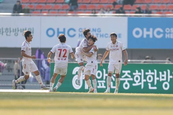 수원FC 이재원이 22일 안양종합운동장에서 열린 FC안양과의 하나은행 K리그1 2025 37라운드 경기에서 골을 넣고 동료들과 기뻐하고 있다. 2025.11.22 /한국프로축구연맹 제공