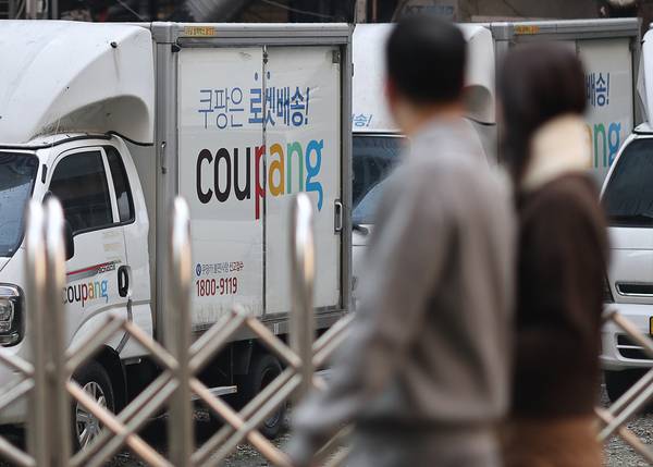쿠팡에서 3천370만개 계정의 고객 정보가 유출되는 초유의 보안사고가 일어난 지 일주일이 지났지만 정확한 피해 규모는 아직 파악되지 않고 있다. 사진은 7일 서울 시내 쿠팡 배송차량 모습. 2025.12.7 /연합뉴스