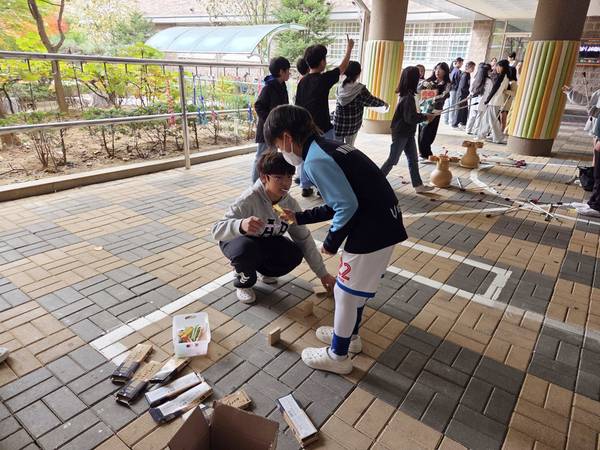 한백초 학생자치회가 기획한 ‘민속놀이대회’가 열리고 있다. /한백초 제공