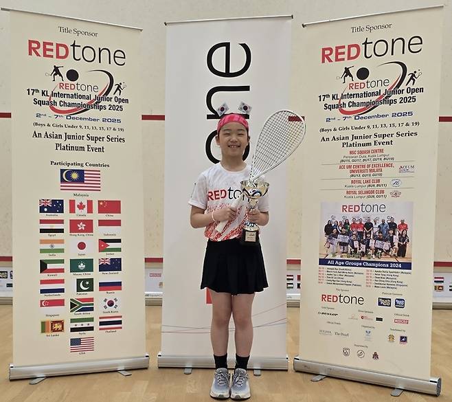 7일 말레이시아 쿠알라룸푸르 잘란 두타 스쿼시경기장에서 진행된 2025 레드톤 제17회 쿠알라룸푸르 국제 주니어오픈 스쿼시 챔피언십 대회 9세 이하부서 우승한 최은(경기도스쿼시연맹)이 기념사진을 찍고 있다. 사진=본인 제공