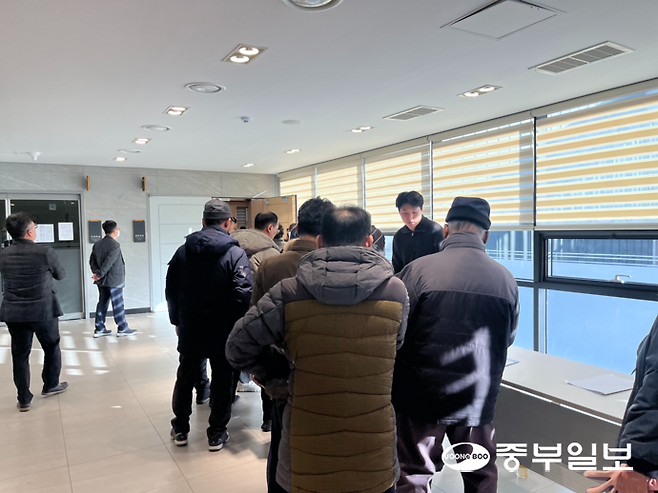 지난 5일 수원 고등동행복주민센터에서 진행된 '고등1동 공공재개발사업 주민설명회'를 들어가기 위해 참석 명단을 작성 중인 주민들. 천민형기자