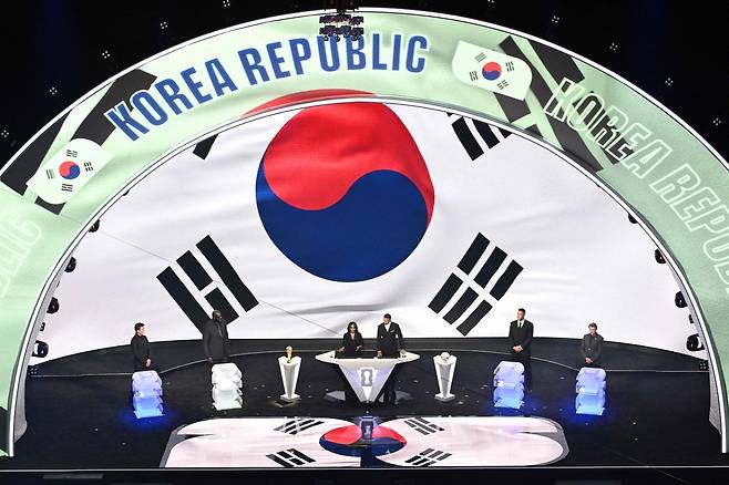 6일 미국 워싱턴DC 케니디센터에서 열린 2026 국제축구연맹(FIFA) 북중미 월드컵 본선 조 추첨식에서 한국의 추첨이 진행되고 있다. <연합뉴스>