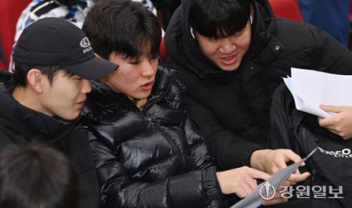 2026학년도 대학수능시험 성적표가 배부된 5일 춘천시 사농동 강원자치도청소년수련원에서 춘천고 3학년 학생들이 자신의 시험 성적표를 확인하고 있다. 이날 춘천고는 1,2학년 기말고사가 진행 중인 학교 대신 도청소년수련원에서 수험생들을 위한 특강을 가진 후 성적표를 배부했다.