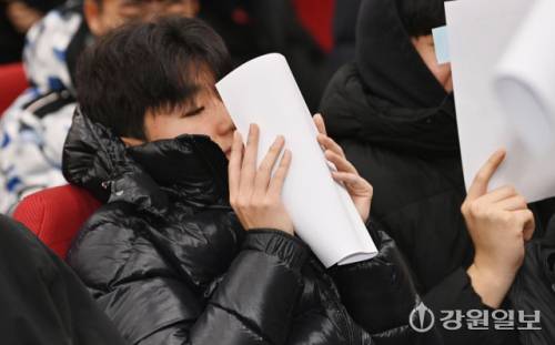 2026학년도 대학수능시험 성적표가 배부된 5일 춘천시 사농동 강원자치도청소년수련원에서 춘천고 3학년 학생들이 자신의 시험 성적표를 확인하고 있다. 이날 춘천고는 1,2학년 기말고사가 진행 중인 학교 대신 도청소년수련원에서 수험생들을 위한 특강을 가진 후 성적표를 배부했다.