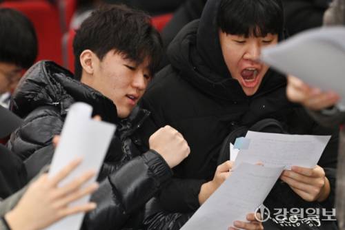 2026학년도 대학수능시험 성적표가 배부된 5일 춘천시 사농동 강원자치도청소년수련원에서 춘천고 3학년 학생들이 자신의 시험 성적표를 확인하고 있다. 이날 춘천고는 1,2학년 기말고사가 진행 중인 학교 대신 도청소년수련원에서 수험생들을 위한 특강을 가진 후 성적표를 배부했다.