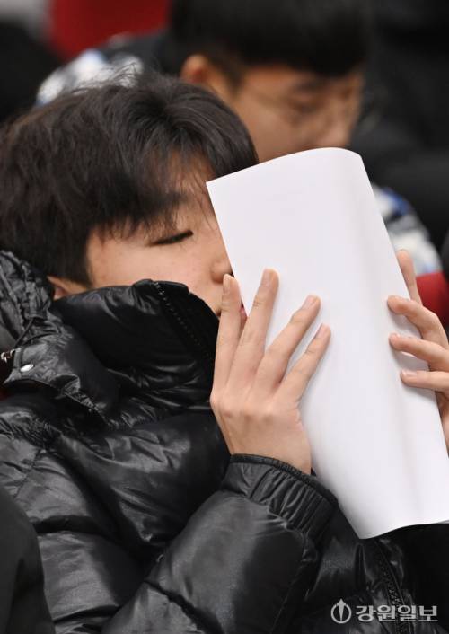 2026학년도 대학수능시험 성적표가 배부된 5일 춘천시 사농동 강원자치도청소년수련원에서 춘천고 3학년 학생들이 자신의 시험 성적표를 확인하고 있다. 이날 춘천고는 1,2학년 기말고사가 진행 중인 학교 대신 도청소년수련원에서 수험생들을 위한 특강을 가진 후 성적표를 배부했다.