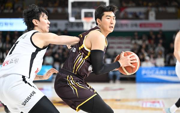 창원LG 양혹석이 7일 창원체육관에서 열린 수원KT와 경기에서 돌파를 시도하고 있다. /KBL