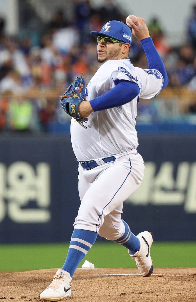 삼성 라이온즈 선발투수 아리엘 후라도가 지난 10월 21일 대구에서 열린 2025 프로야구 플레이오프 3차전 한화 이글스전에서 역투하고 있다. 연합뉴스