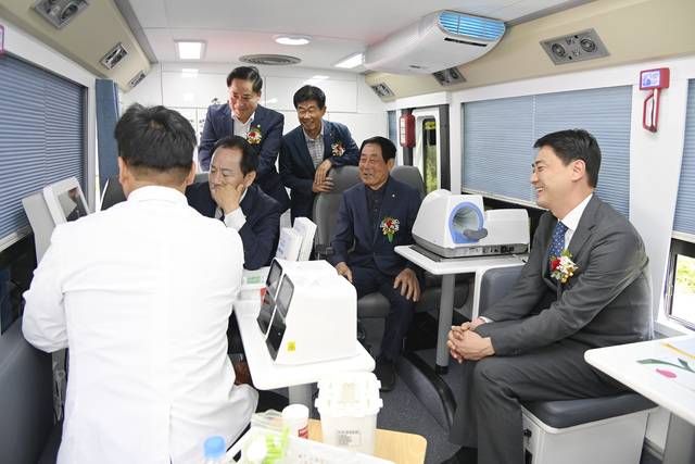 최재훈 달성군수와 관게자들이 '달성건강빵빵이' 진료실을 점검하고 있다. 달성군 제공