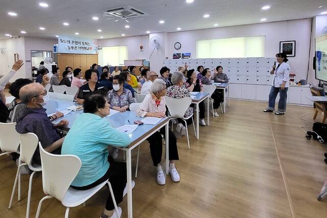 대구 달서구의 전문 강사양성 교육을 받은 결핵 실무진이 감염 지역 취약계층을 대상으로 결핵인식개선 및 조기 대응 능력 향상을 위한 '찾아가는 결핵 예방 교육'을 실시하고 있다. 달서구보건소 제공