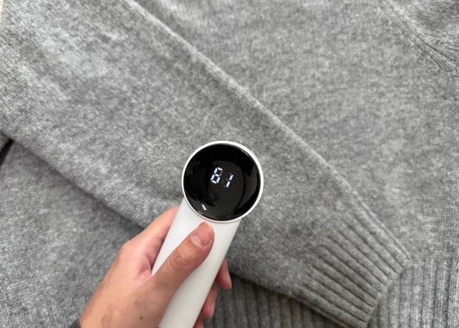 기계식 보풀 제거기로 니트 보풀을 제거하는 모습/사진=김다이 기자 @neverdie