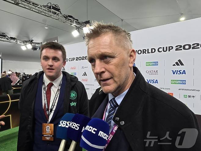 한국과 내년 북중미 월드컵 A조 조별리그 첫 상대로 맞붙을 수도 있는 아일랜드의 헤이미리 할그림손 축구대표팀 감독이 5일(현지시간) 미국 워싱턴DC 케네디센터에서 열린 조추첨 행사 뒤 공동취재구역(믹스트존)에서 기자들의 질문에 답하고 있다. 2025.12.06. ⓒ News1 류정민 특파원