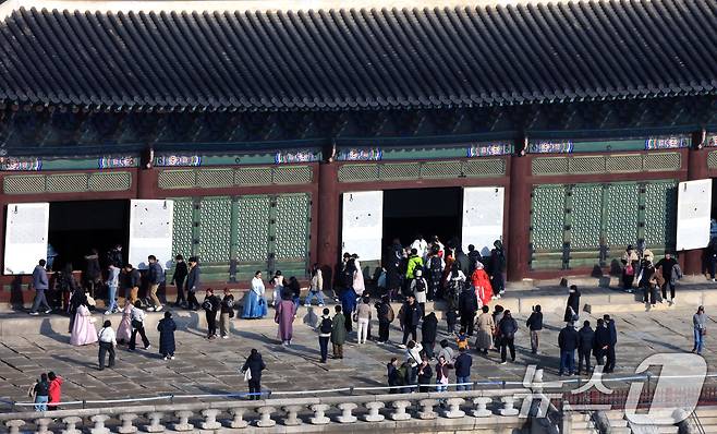 절기상 대설(大雪)인 7일 서울 종로구 경복궁에서 관광객들이 포근한 날씨를 맞아 나들이를 하고 있다. 2025.12.7/뉴스1 ⓒ News1 임세영 기자