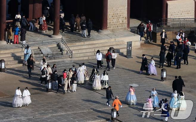 절기상 대설(大雪)인 7일 서울 종로구 경복궁에서 관광객들이 포근한 날씨를 맞아 나들이를 하고 있다. 2025.12.7/뉴스1 ⓒ News1 임세영 기자