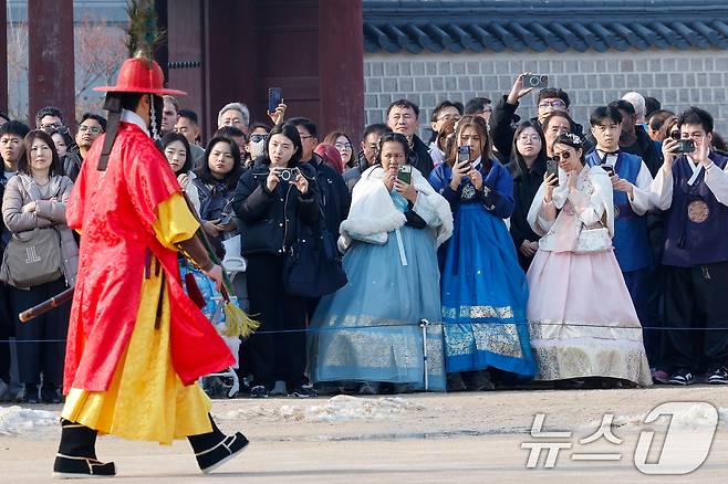 절기상 대설(大雪)이지만 서울 낮 12도 등 포근한 날씨를 보인 7일 종로구 경복궁에서 관광객들이 수문장 교대식을 보고 있다. 2025.12.7/뉴스1 ⓒ News1 안은나 기자