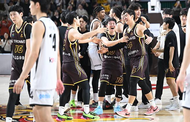 17점 차 열세를 뒤집고 승리한 창원 LG. (KBL 제공)