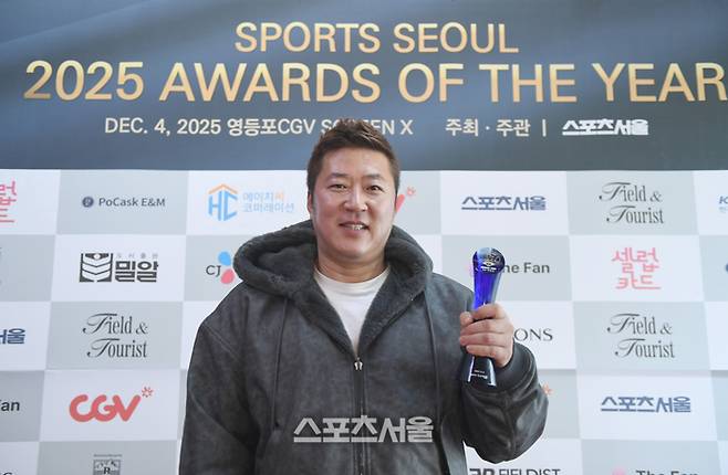 삼성 최형우가 4일 서울 영등포 타임스퀘어 CGV 영등포 스크린X관에서 열린 ‘제39회 스포츠서울 올해의 상’에서 올해의 기록상을 수상한 후 포즈를 취하고 있다. 영등포 | 최승섭기자 thunder@sportsseoul.com