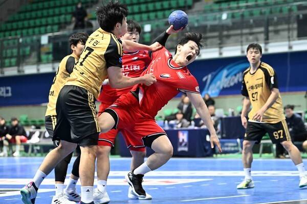 하남시청 이현식이 상대 수비를 뚫고 슛을 시도하고 있다. /사진=KOHA