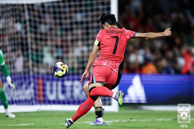 손흥민이 지난 10월 미국 내슈빌에 위치한 지오디스파크에서 열린 멕시코와의 평가전에서 슈팅하고 있다. /사진=대한축구협회