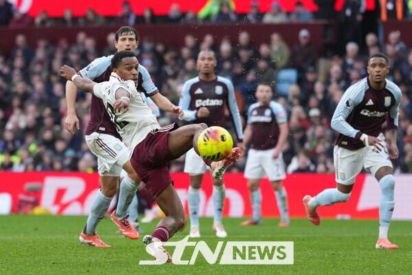 6일 오후 9시 30분(한국시간) 영국 버밍엄에 위치한 빌라 파크에서 열린 2025~26시즌 잉글리시&nbsp;프리미어리그(EPL) 15라운드 아스톤 빌라전에서 공을 걷어내고 있는 율리엔 팀버. /사진=뉴시스(AP)
