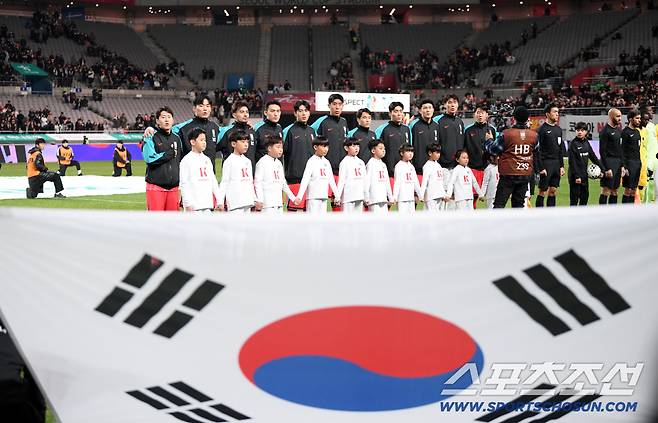 18일 서울월드컵경기장에서 열린 대한민국과 가나의 A매치 평가전. 선수들이 국민 의례를 하고 있다. 상암=박재만 기자 pjm@sportschosun.com/2025.11.18/