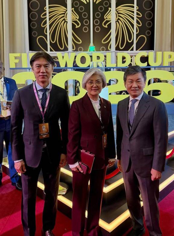 ◇홈명보 감독, 강경화 주미대사, 정몽규 대한축구협회 회장(왼쪽부터). 사진=정몽규 회장 SNS