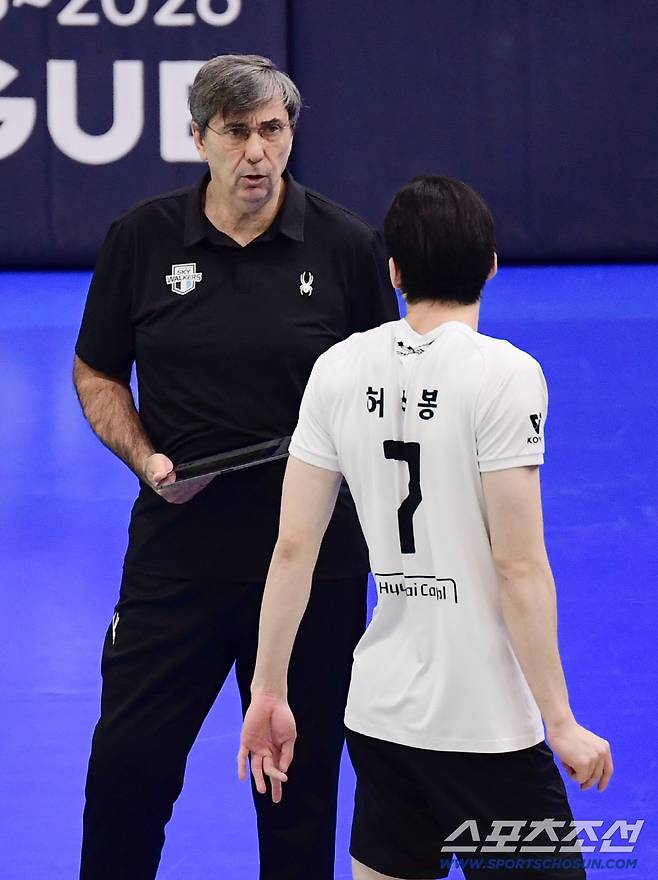 29일 수원체육관에서 열린 배구 V리그 남자부 한국전력과 현대캐피탈의 경기. 허수봉과 대화를 나누는 현대캐피탈 필립 블랑 감독. 수원=송정헌 기자songs@sportschosun.com/2025.10.29/