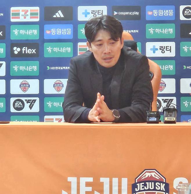 제주전 기자회견 도중 눈물을 흘린 변성환 수원 감독. 사진(제주)=윤진만 기자yoonjinman@sportschosun.com