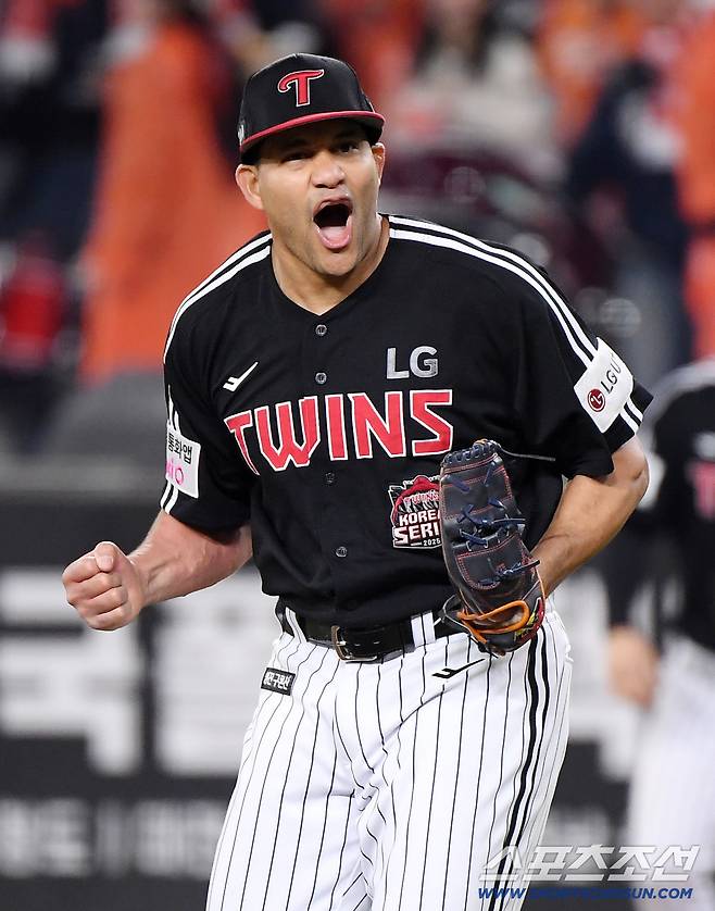 30일 대전 한화생명볼파크에서 열린 LG와 한화의 한국시리즈 4차전. 치리노스가 5회말 실점 위기를 넘긴 후 환호하고 있다. 대전=정재근 기자 cjg@sportschosun.com/2025.10.30/