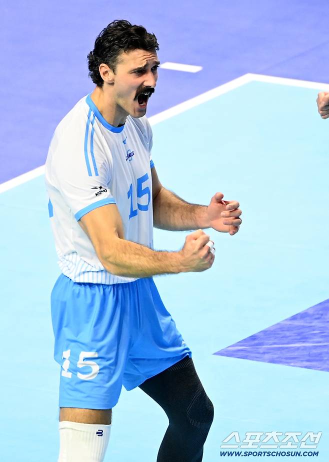 7일 인천계양체육관에서 열린 V리그 남자부 대한항공과 삼성화재의 경기. 대한항공 러셀이 득점을 성공한 후 환호하고 있다. 인천=허상욱 기자wook@sportschosun.com/2025.12.07/