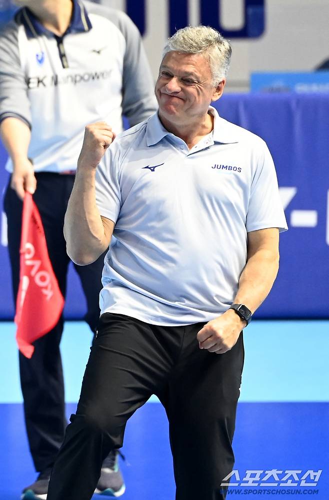 7일 인천계양체육관에서 열린 V리그 남자부 대한항공과 삼성화재의 경기. 대한항공 조토 감독이 정지석의 득점에 주먹을 불끈 쥐고 있다. 인천=허상욱 기자wook@sportschosun.com/2025.12.07/