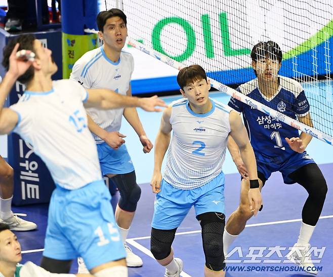 7일 인천계양체육관에서 열린 V리그 남자부 대한항공과 삼성화재의 경기. 대한항공 한선수가 토스를 올려준 러셀의 스파이크를 지켜보고 있다. 인천=허상욱 기자wook@sportschosun.com/2025.12.07/