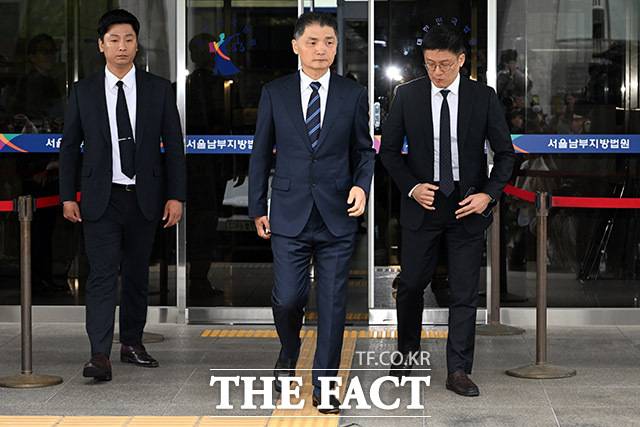 10월 21일 오전 서울 양천구 서울남부지방법원에서 열린 선고공판에서 SM엔터테인먼트 시세를 조종한 혐의로 기소된 카카오 창업자 김범수 경영쇄신위원장이 무죄를 선고 받은 뒤 법원을 나서고 있다. /남용희 기자