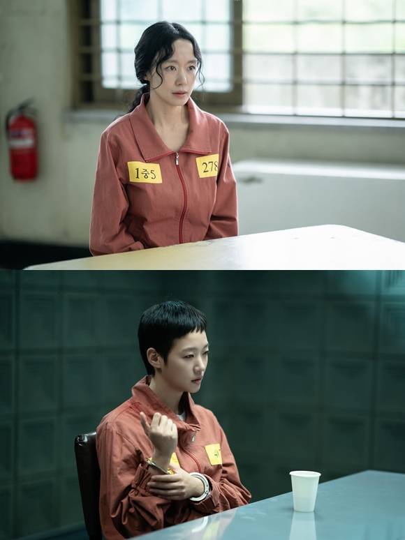배우 전도연과 김고은이 자백을 두고 모종의 거래를 진행하는 가운데 진짜 범인은 누구일지 이목이 집중된다. /넷플릭스