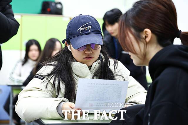 서울 광진구 광남고등학교 수험생들이 5일 2026학년도 대학수학능력시험 성적표를 확인하고 있다. /박헌우 기자