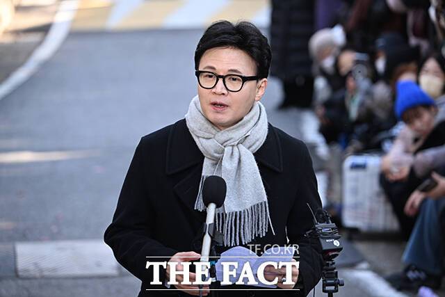 한 전 대표는 "'통일교 금품로비에서 민주당만 쏙 빼준 민주당 하청업자 민중기 특검'이야말로 민주당이 신나서 추진하는 위헌적인 법왜곡죄(민주당 법안 상, '적용해야 함이 분명한 법령을 적용하지 않거나 왜곡하여 적용한 경우') 최악의 적용 대상"이라고 강조했다. 지난 3일 국회에서 기자회견을 열고 발언하는 한 전 대표. /박헌우 기자