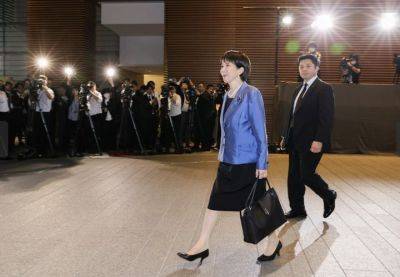 다카이치 사나에 일본 총리가 검은색 도트백을 들고 총리 관저에 들어서고 있다. 일본 총리관저 홈페이지 캡처